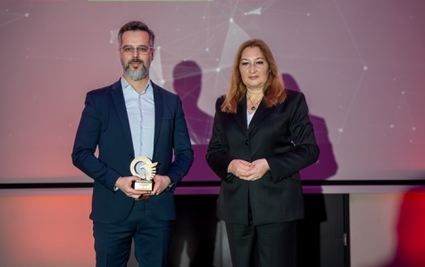 Zdj. Jakub Piniarski, Zastępca Dyrektor Personalnej Kronospan Polska sp. z o.o. odbiera nagrodę z rąk Redaktor Naczelnej Forum Biznesu Anny Biszkowieckiej